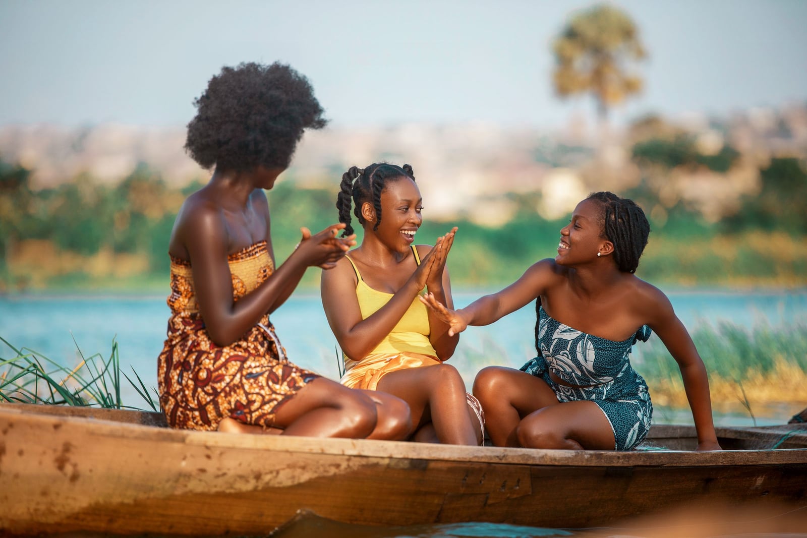 Deux femmes africaines en pleine conversation attentive, illustrant la relation humaine que l'IA ne remplace pas
