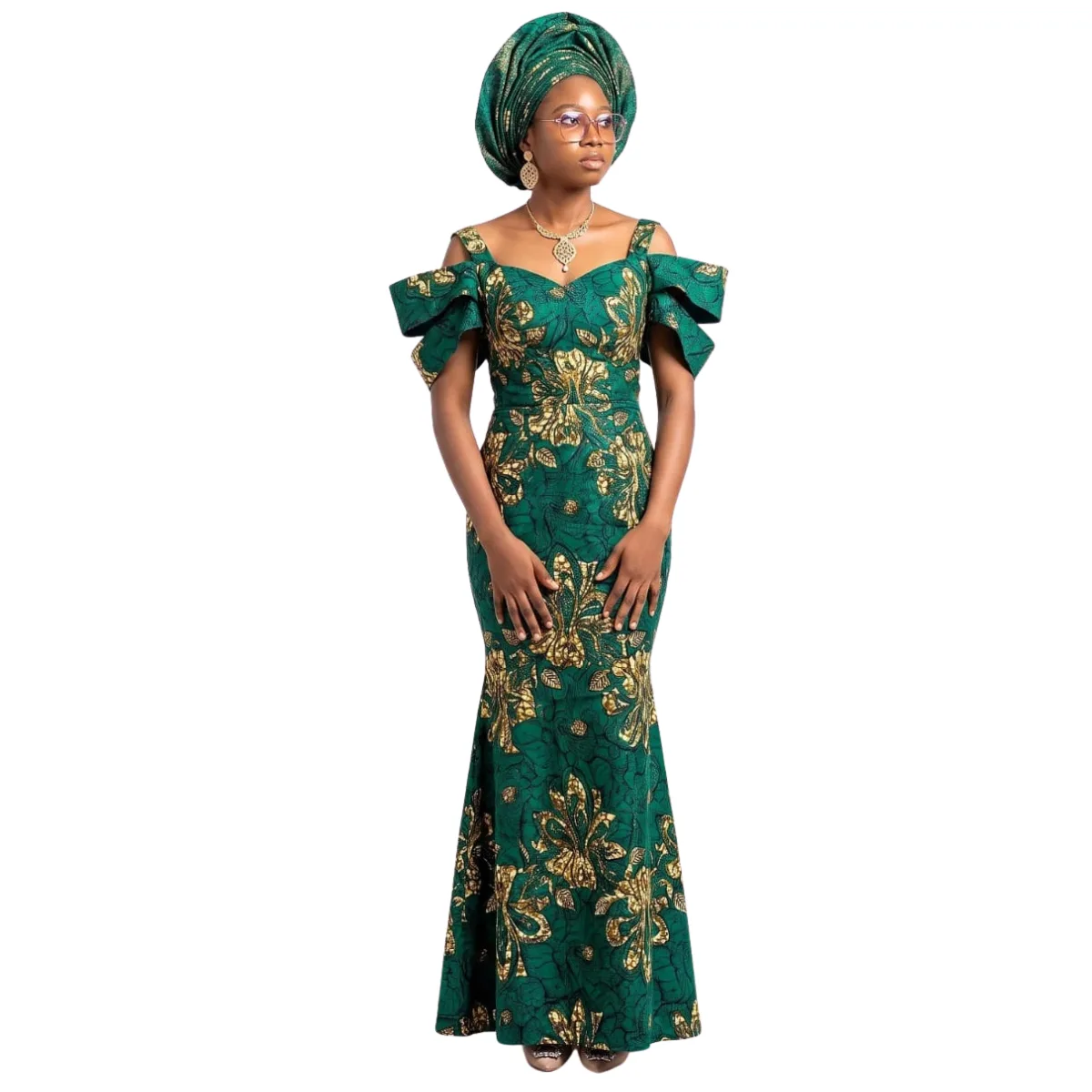 Styliste en tenue de fête verte et dorée, création Studio a6ko, fond studio blanc