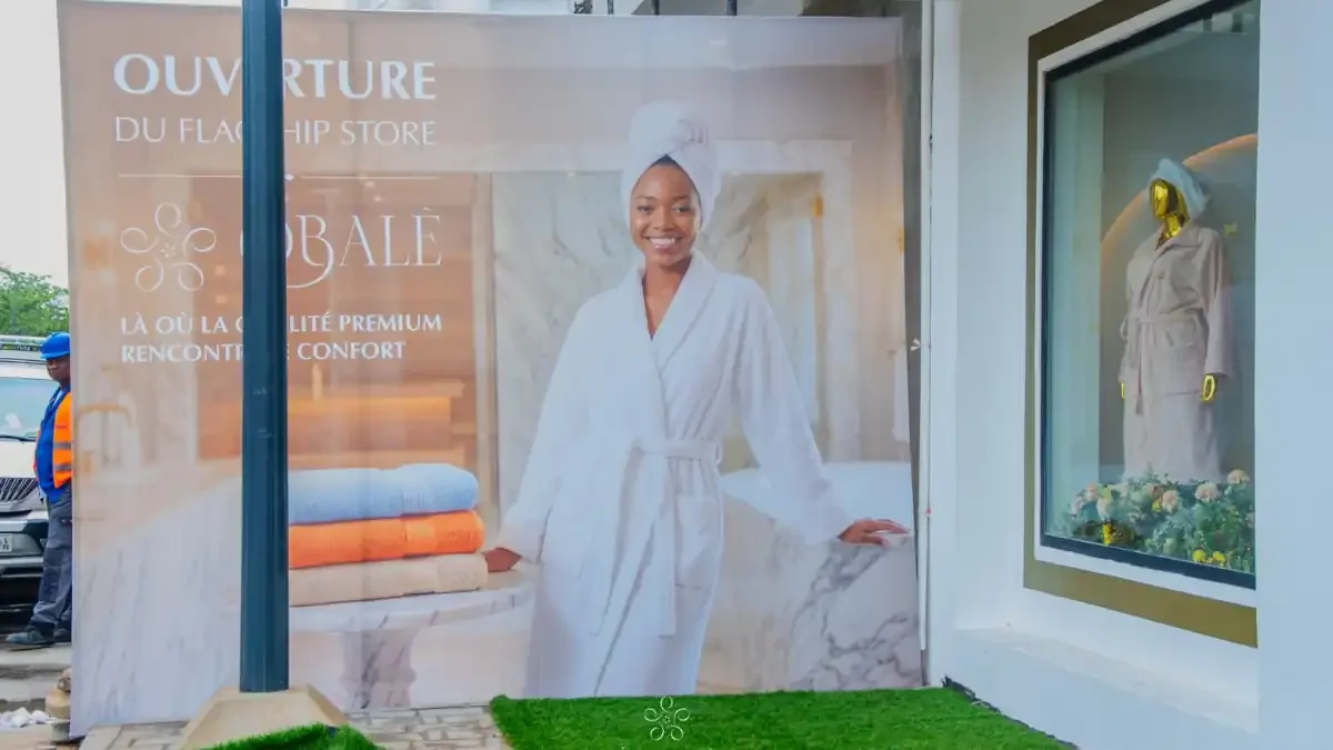 Banderole d'ouverture du flagship store OBALÈ à Cotonou, mannequin en peignoir premium