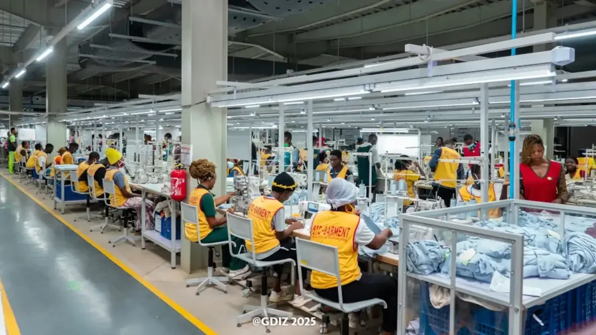 Ligne de production textile à la Zone Industrielle de Glo-Djigbé, ouvriers sur les machines à coudre