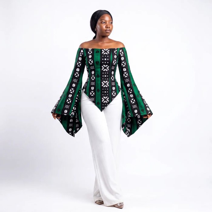 Rendu Studio a6ko d'un haut en tissu africain à motifs, manches évasées, sur fond studio blanc